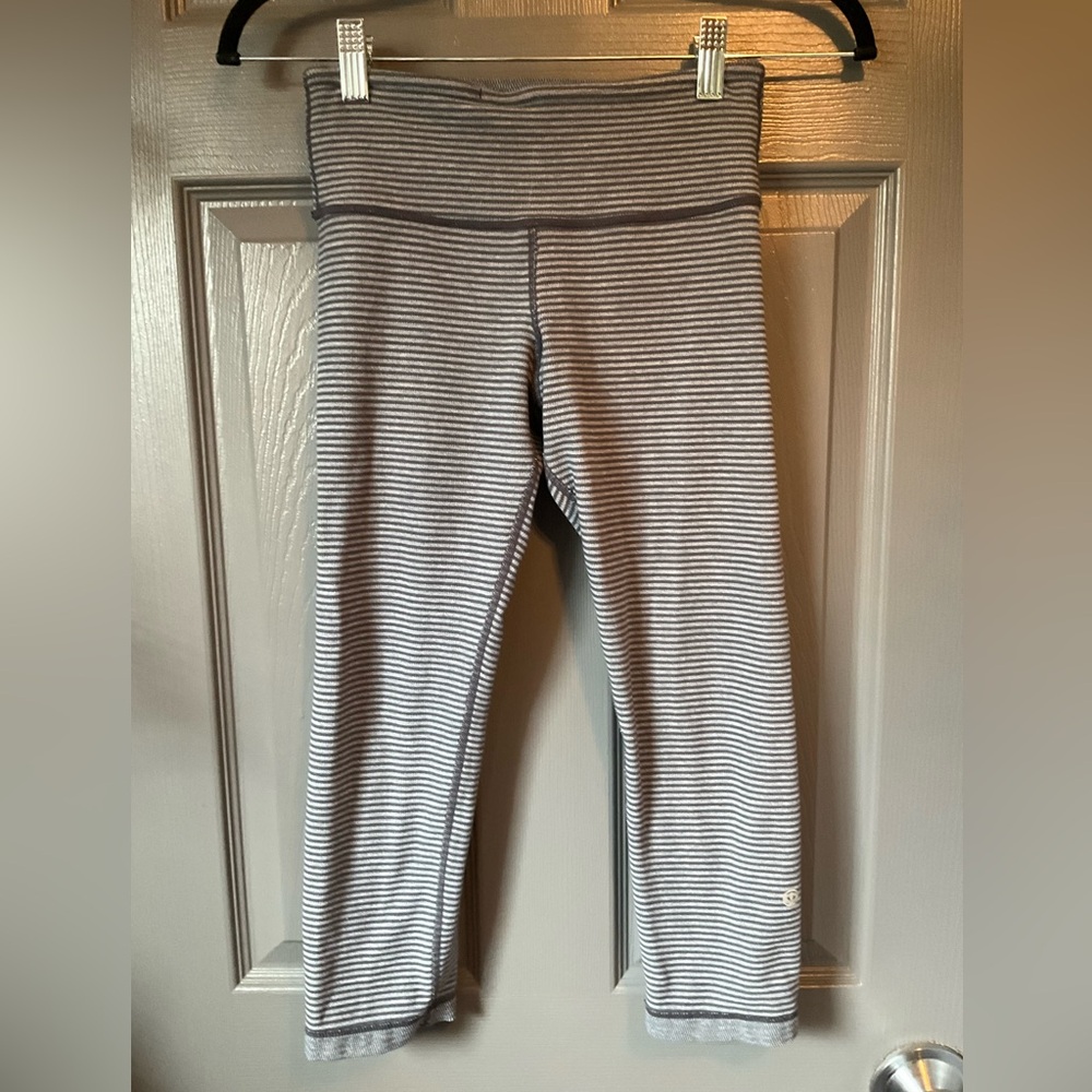 Lululemon REVERSABLE size 4 Gray crop leggings